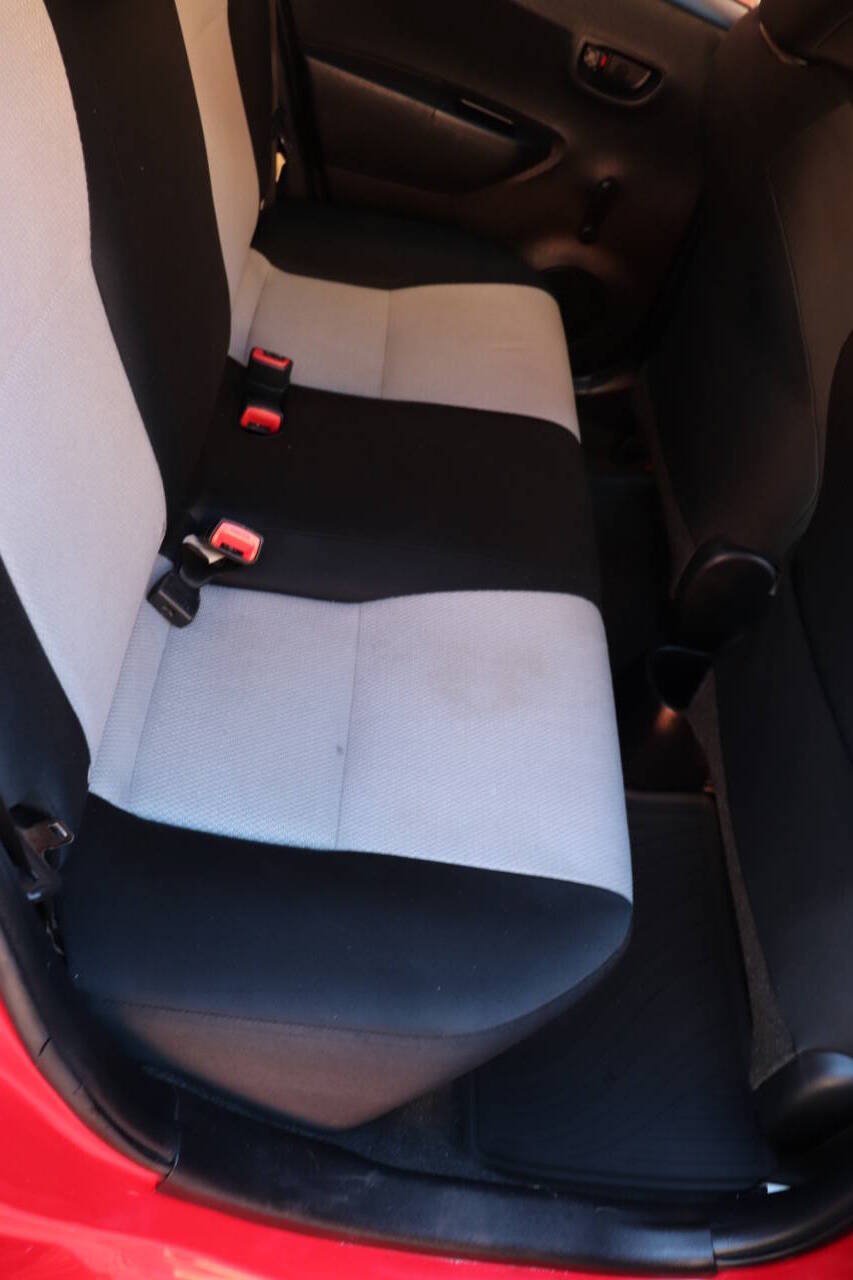 Used 2014 Toyota Yaris L FWD image 31