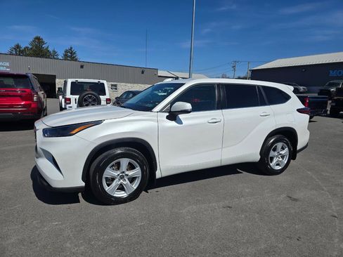 Used 2023 Toyota Highlander L image 3