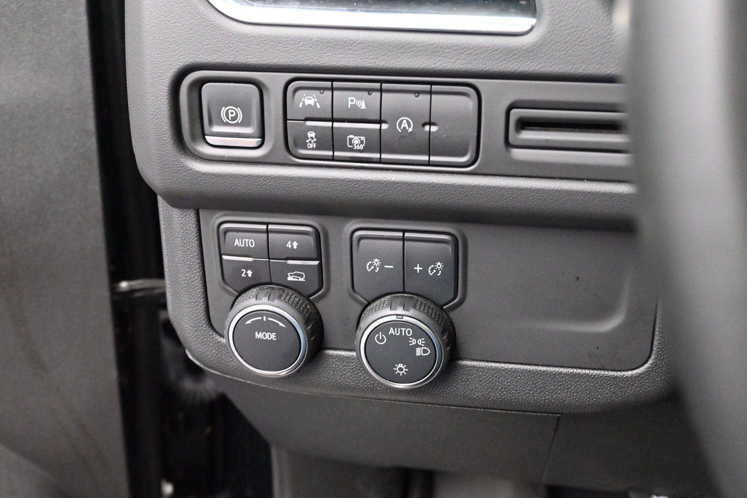 Used 2024 Chevrolet Suburban RST w/ Luxury Package AWD/4WD image 23