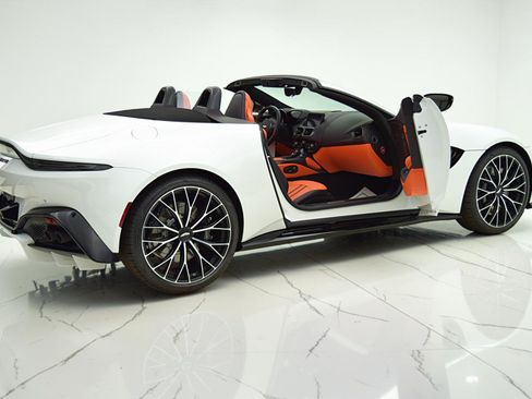 Used 2023 Aston Martin V8 Vantage Roadster RWD image 11