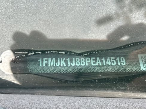 Certified 2023 Ford Expedition Max XLT image 3