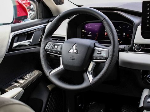 Used 2025 Mitsubishi Outlander SE AWD/4WD image 25