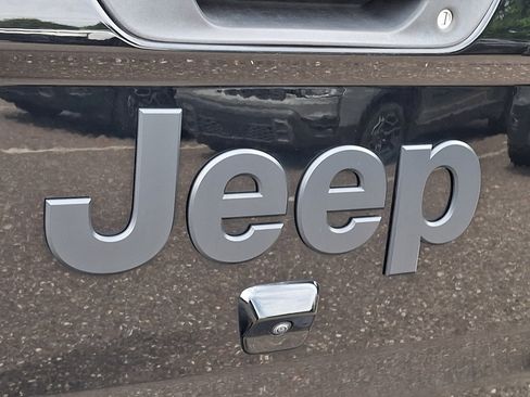 Used 2023 Jeep Gladiator Sport AWD/4WD image 17