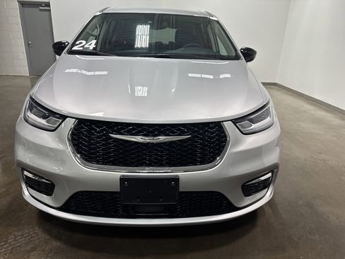 Used 2024 Chrysler Pacifica Select image 8