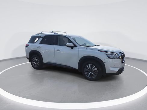 Used 2023 Nissan Pathfinder SL AWD/4WD image 2