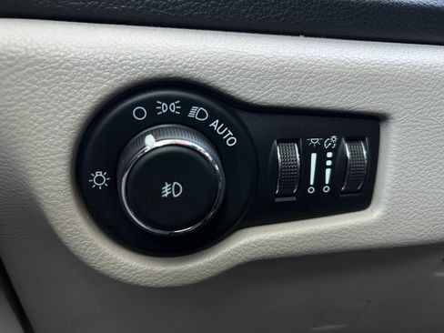 Used 2020 Chrysler Pacifica Limited FWD image 25