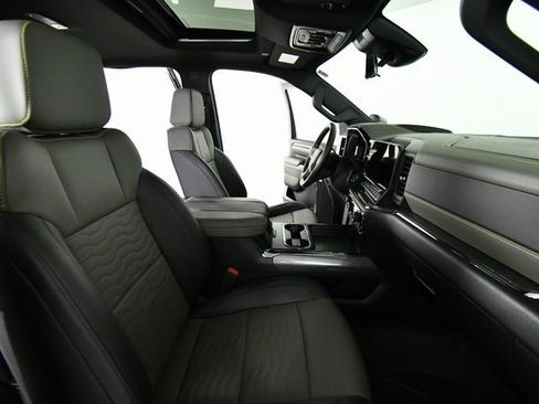 Used 2024 Chevrolet Silverado 2500 ZR2 w/ Technology Package image 24