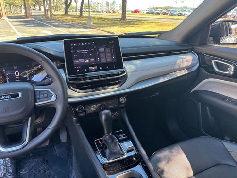 Used 2025 Jeep Compass Limited image 30