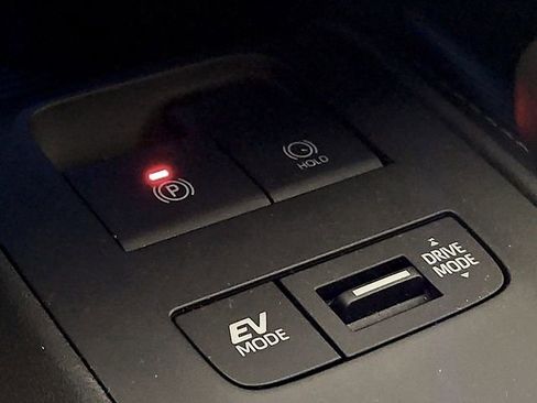 Used 2024 Toyota Venza XLE image 26