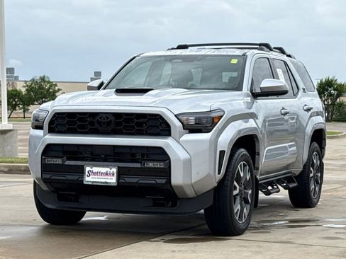 Used 2025 Toyota Corolla LE image 3