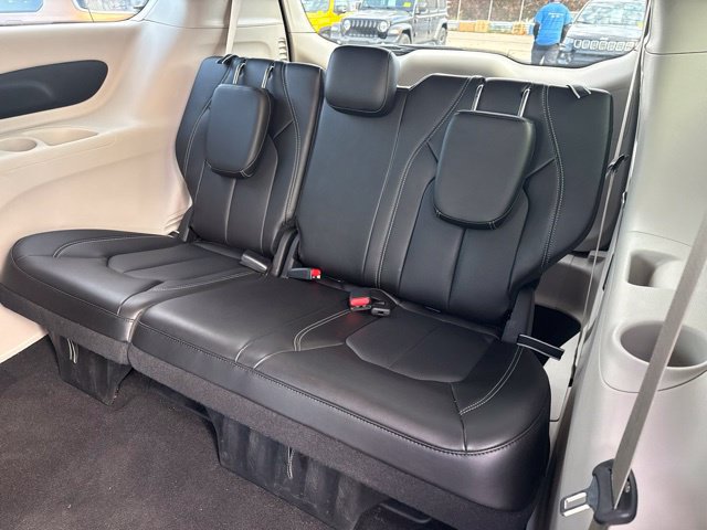 Certified 2024 Chrysler Pacifica Touring-L FWD image 20