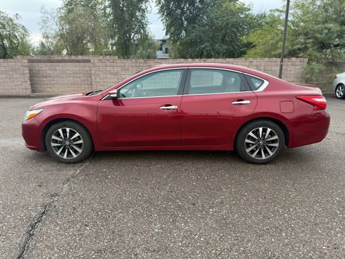 Used 2017 Nissan Altima 2.5 SL w/ Moonroof Package image 8