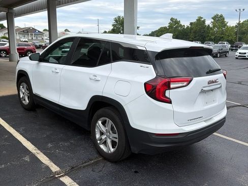 Used 2024 GMC Terrain SLE FWD image 2