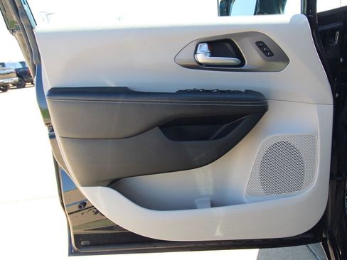 Used 2024 Chrysler Pacifica Touring-L image 35