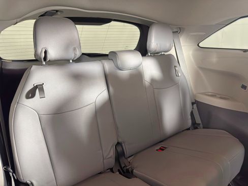 Used 2021 Toyota Sienna Limited image 43