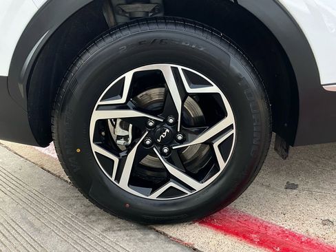 Used 2025 Kia Sportage LX image 9