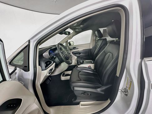 Used 2024 Chrysler Pacifica Touring-L FWD image 13