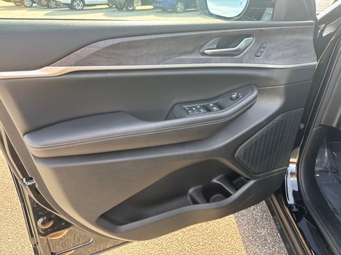 New 2025 Jeep Grand Cherokee L Limited w/ MOPAR Finishing Package image 9