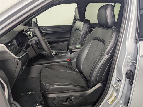 New 2025 Jeep Grand Cherokee Altitude image 12