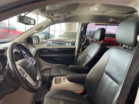 Used 2016 Chrysler Town & Country Touring image 16