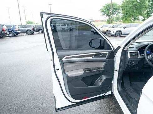Certified 2022 Volkswagen Atlas SE w/ Black Wheel Package AWD/4WD image 13