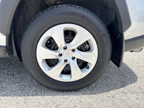 Used 2022 Toyota RAV4 LE FWD image 18