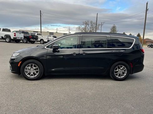 Used 2022 Chrysler Pacifica Touring image 8