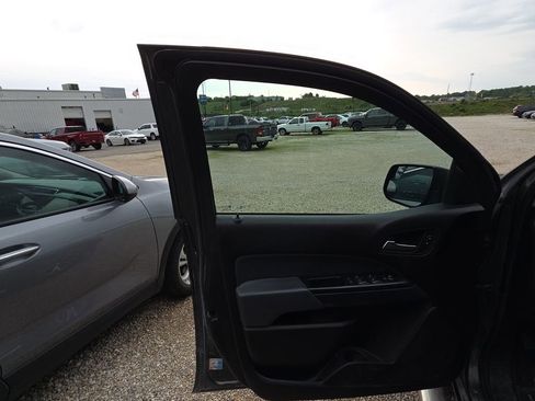 Used 2017 Chevrolet Colorado Z71 AWD/4WD image 9