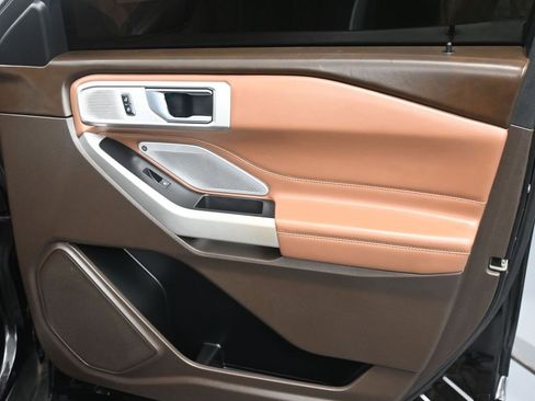 Used 2021 Ford Explorer King Ranch w/ Premium Technology Package image 18