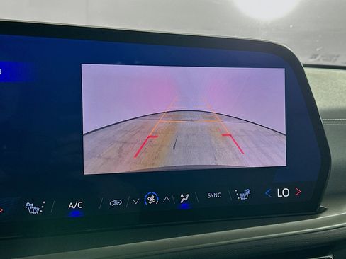 Used 2025 Chevrolet Traverse LT image 23