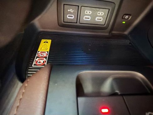 Used 2023 Toyota Venza XLE image 43