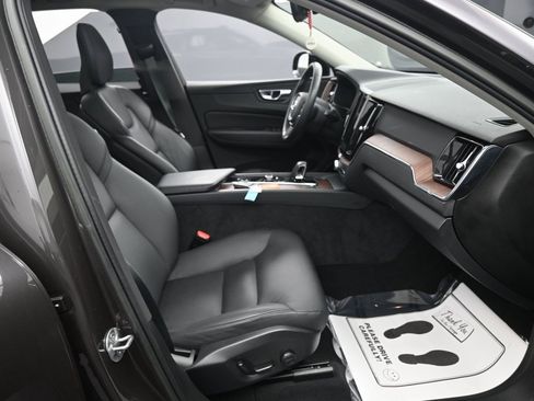 Used 2023 Volvo XC60 B5 Plus image 40