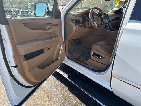 Used 2016 Cadillac Escalade Platinum image 27
