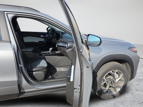 Used 2025 Chevrolet Trax LT w/ LT Convenience Package FWD image 27