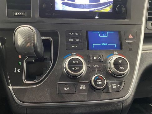 Used 2015 Toyota Sienna SE image 31