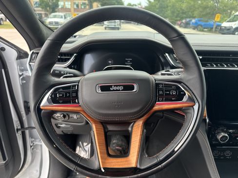Used 2025 Jeep Grand Cherokee L Summit AWD/4WD image 17