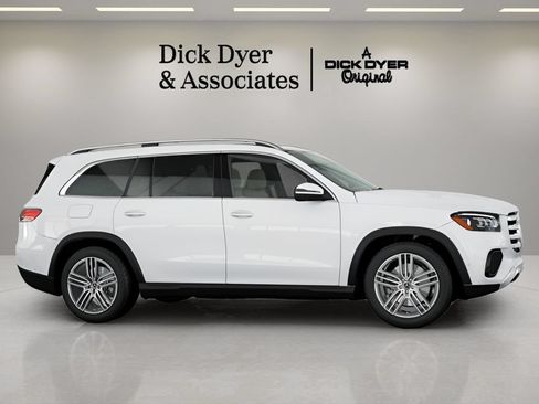 Used 2025 Mercedes-Benz GLS 450 4MATIC image 4
