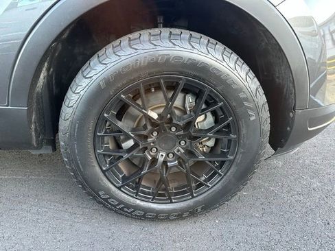 Used 2019 Ford Explorer XLT image 12