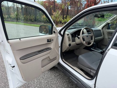 Used 2009 Ford Escape XLS FWD image 9