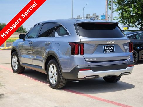 New 2025 Kia Sorento LX image 4