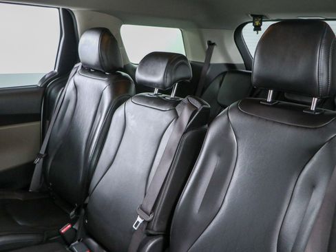 Used 2025 Kia Carnival FWD image 24