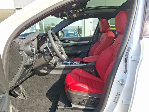 New 2025 Alfa Romeo Stelvio Sprint image 9