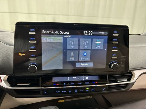 Used 2023 Toyota Sienna XLE w/ XLE Plus Package AWD/4WD image 14