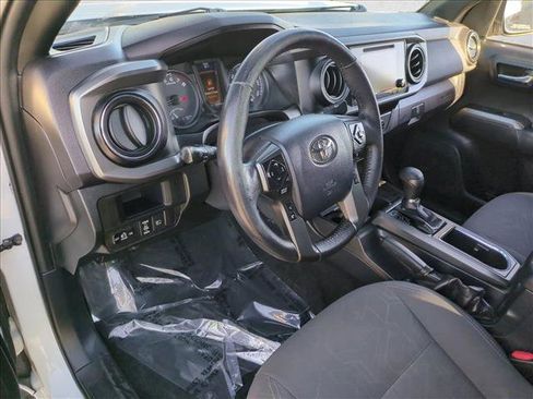 Used 2018 Toyota Tacoma TRD Off-Road w/ Technology Package image 10