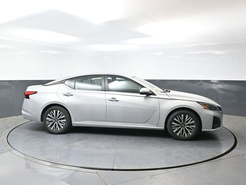 Used 2023 Nissan Altima 2.5 SV FWD image 3