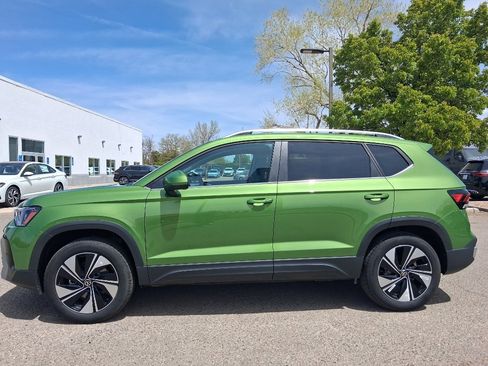 Used 2025 Volkswagen Taos SE image 3