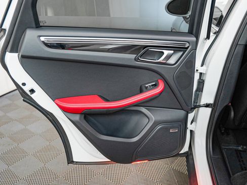 Certified 2024 Porsche Macan image 27