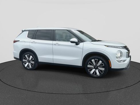 Used 2025 Mitsubishi Outlander SE image 2