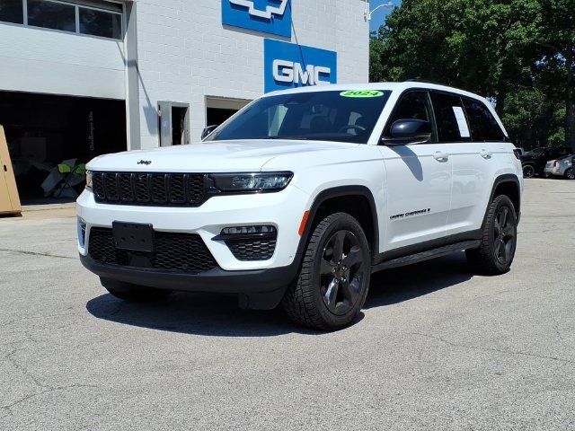 Used 2024 Jeep Grand Cherokee Limited w/ Luxury Tech Group II AWD/4WD image 3