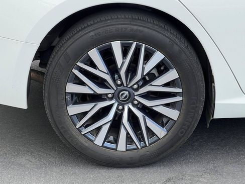 Used 2025 Nissan Altima 2.5 SV FWD image 15